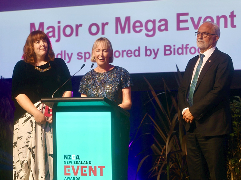 Chrissie  With  Kylie  &  John  At Nzea  Awards  800x600px